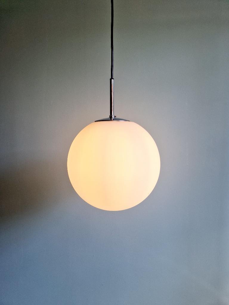 Grote suspensie in wit gesatineerd opaalglas, Limburg, 1970, Gebruikt, Vintage, Ophalen of Verzenden, Glas