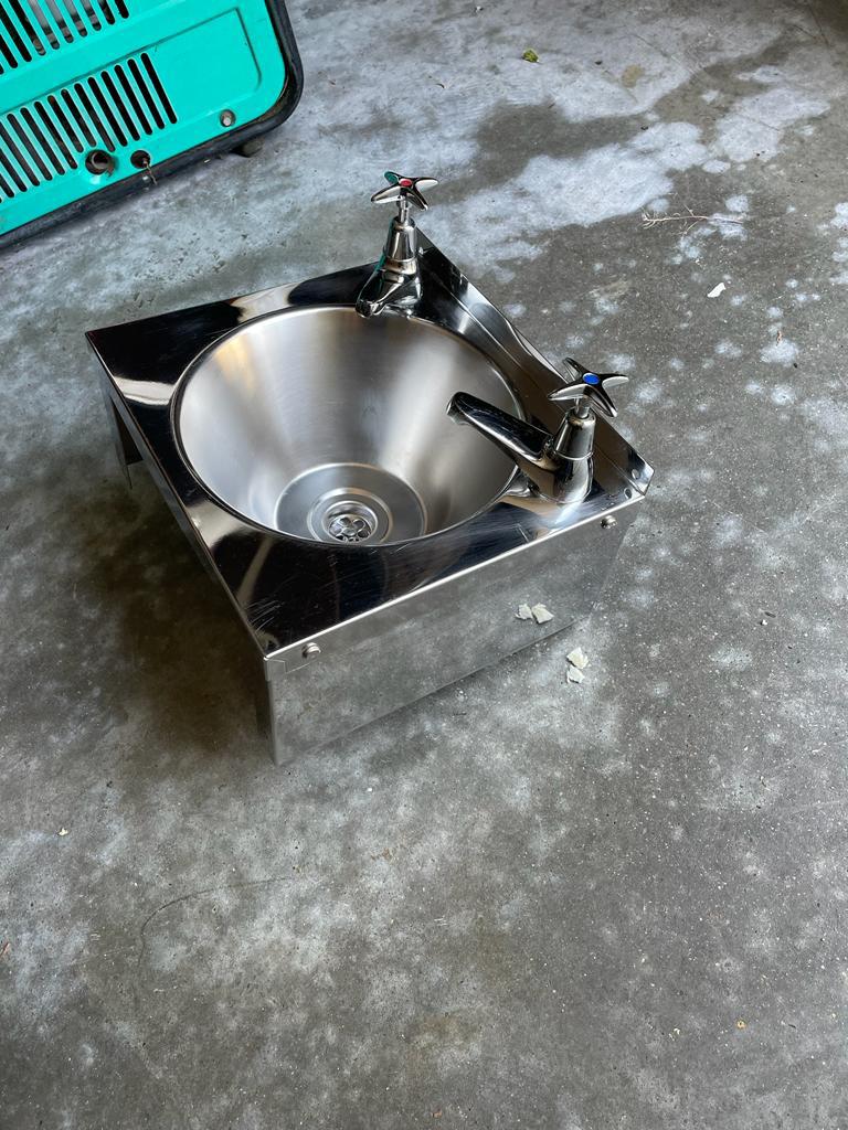 Inox handwasbak met 2 kraantjes, Ophalen, Gebruikt, Inox Meubilair