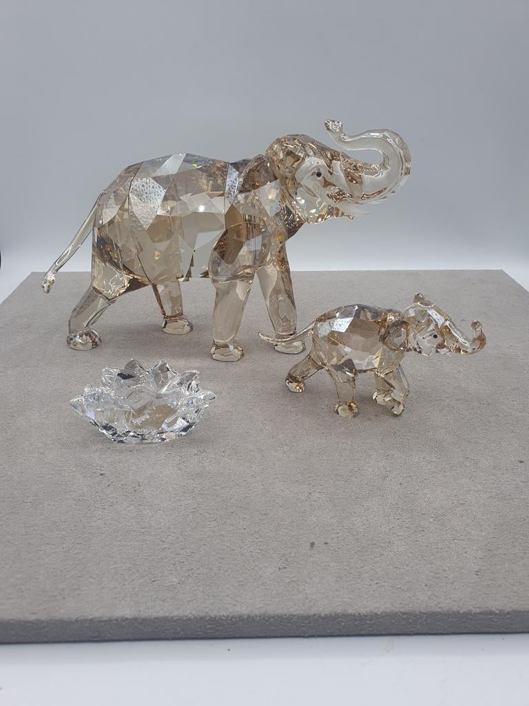 Swarovski SCS 2013 olifant Cinta met jong., Verzamelen, Ophalen of Verzenden