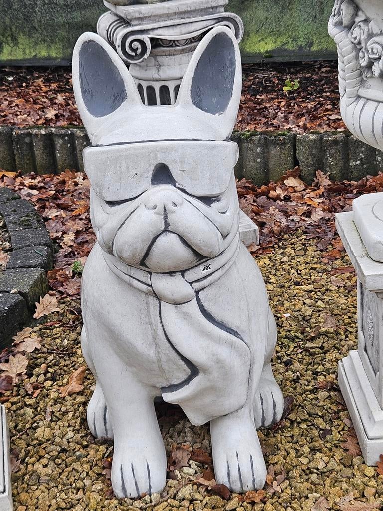 Grote betonnen bulldog beeld, Ophalen