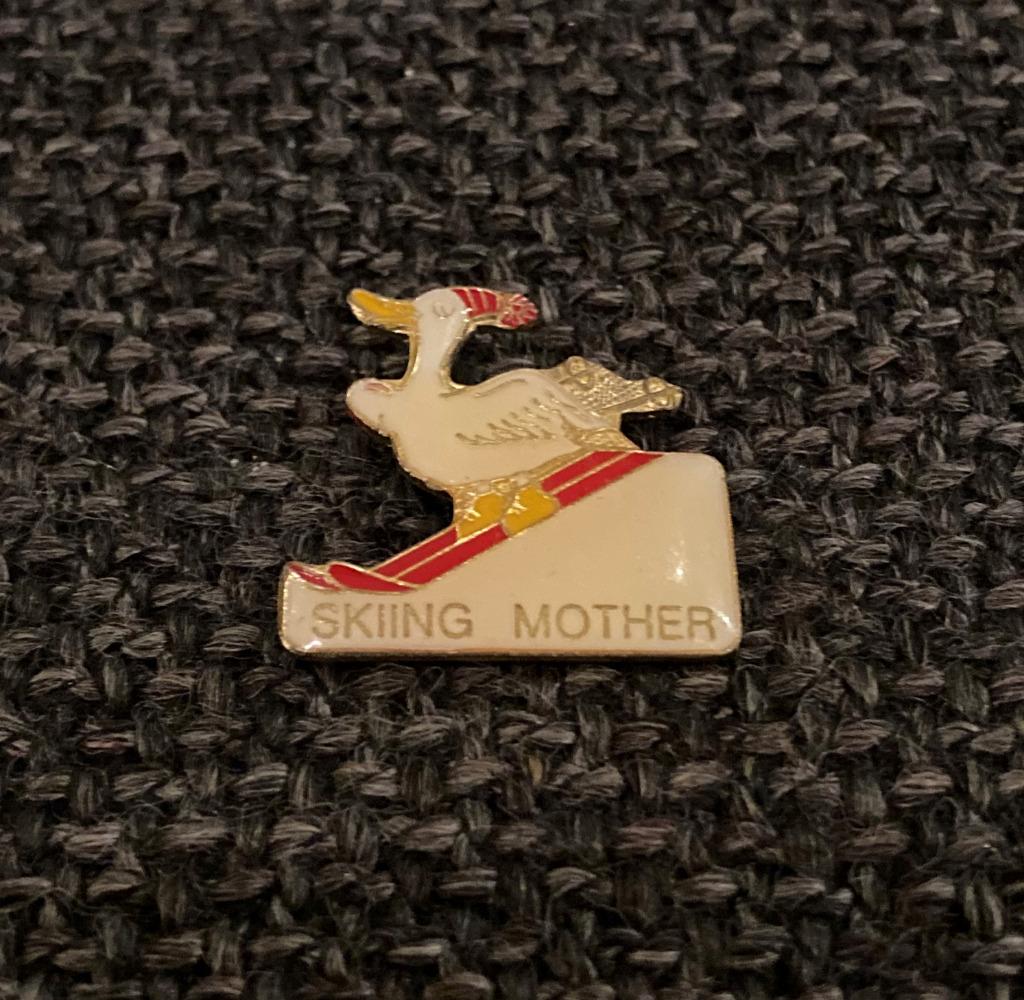 PIN - SKIING MOTHER - SKI - EEND - DUCK - CANARD, Collections, Envoi, Utilisé, Sport, Insigne ou Pin's