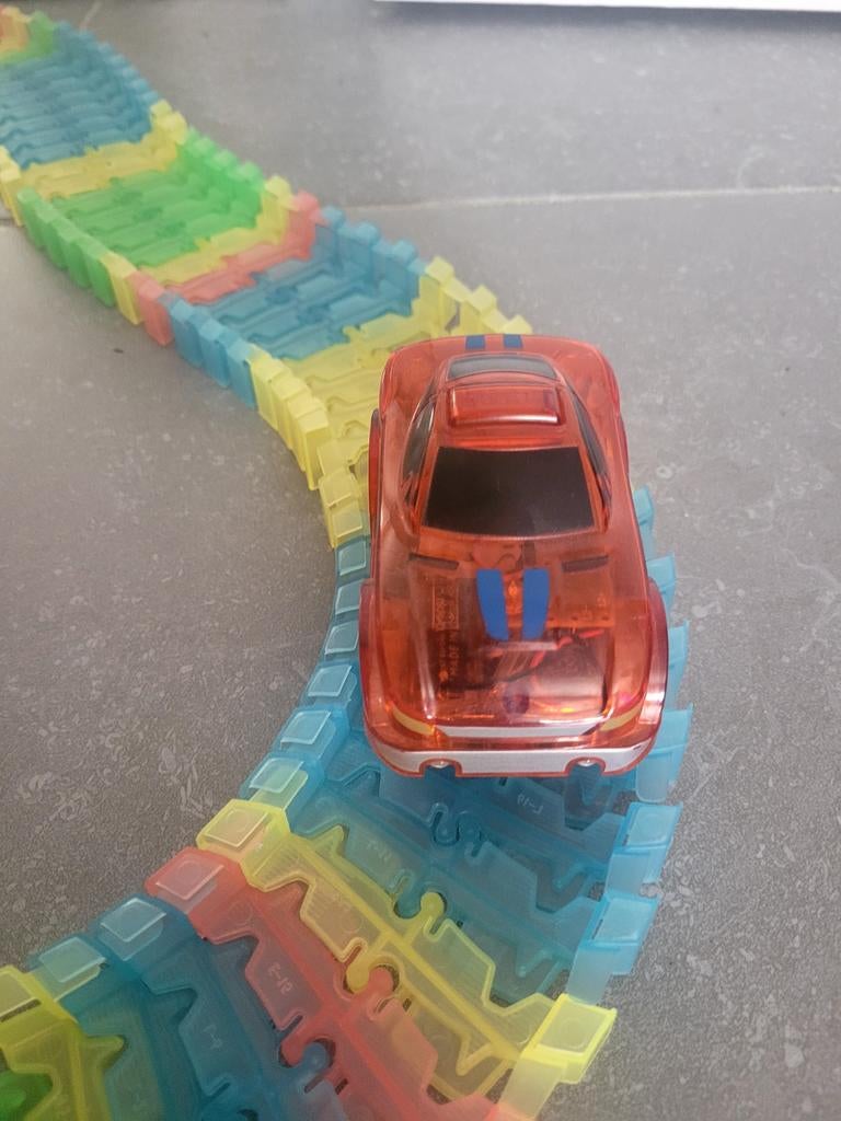 Magic track car - autobaan kan aangepast worden, Enfants & Bébés, Jouets | Circuits, Comme neuf, Enlèvement ou Envoi