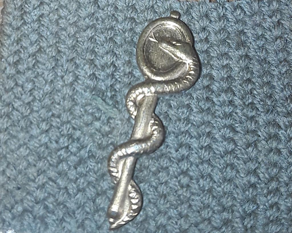 Militair koperen embleem "esculaap", Ophalen of Verzenden