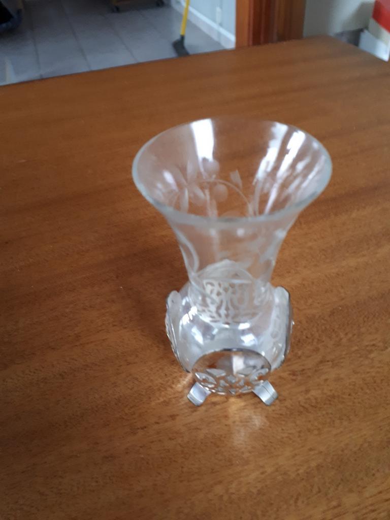 Piepklein vaasje in metalen houdertje, Ophalen of Verzenden