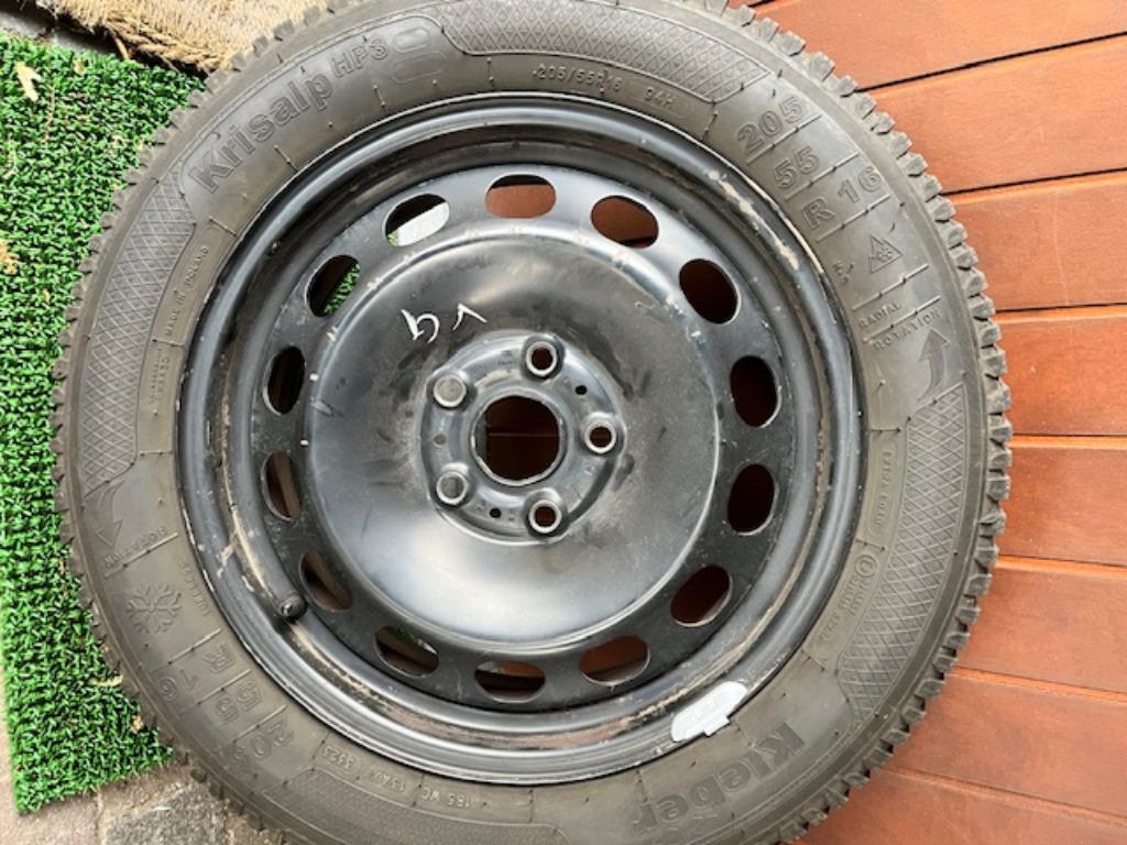 4 roues VW avec pneus M+S KRISALP avec stand de rangement, Pneus hiver, 16 pouces, Véhicule de tourisme, 205 mm