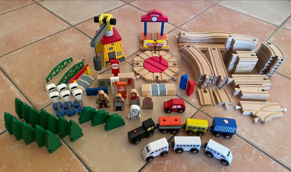 Circuit de train en bois - 88 pièces, Ophalen, Zo goed als nieuw