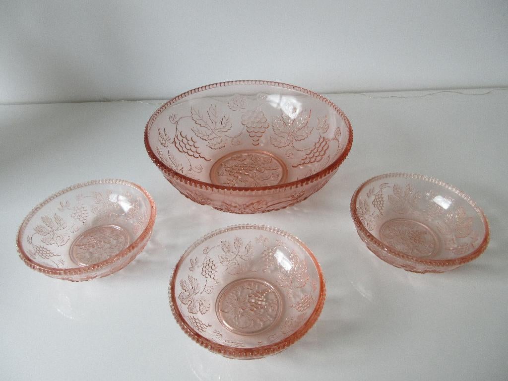 Antieke roze glazen kom met bijpassende kleine kommetjes, Antiek en Kunst, Antiek | Schalen, Ophalen of Verzenden