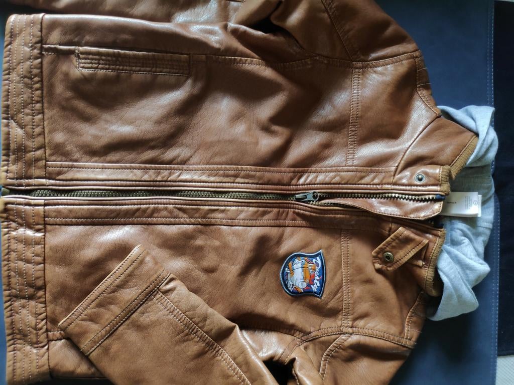 Gilet en cuir "Avions" taille 134, Enfants & Bébés, Enlèvement ou Envoi, Comme neuf, Garçon, Manteau