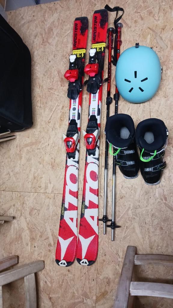 Skiset: Ski's + botten + stokken + helm (10-12 jaar), Ophalen, Gebruikt, 100 tot 140 cm, Atomic