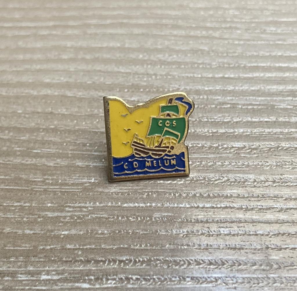 PIN - COS - C.D. MELUN - VOILIER - ZEILBOOT, Verzenden, Gebruikt, Overige onderwerpen, Speldje of Pin