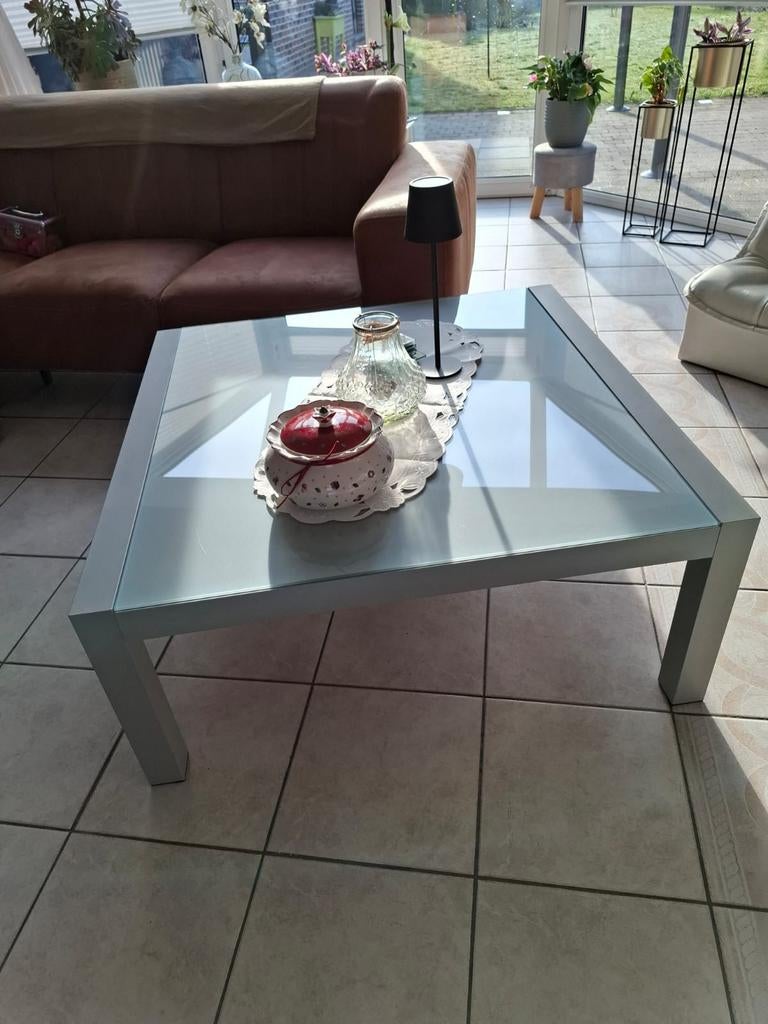 Glazen salontafel, Ophalen