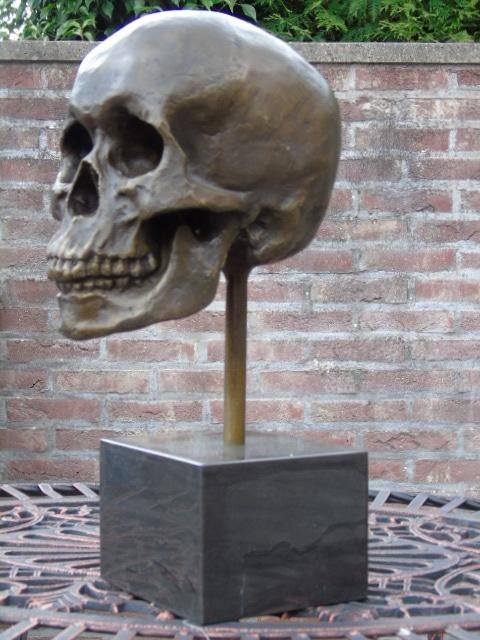 un crâne humain en bronze signé, MILO, Enlèvement ou Envoi, Bronze