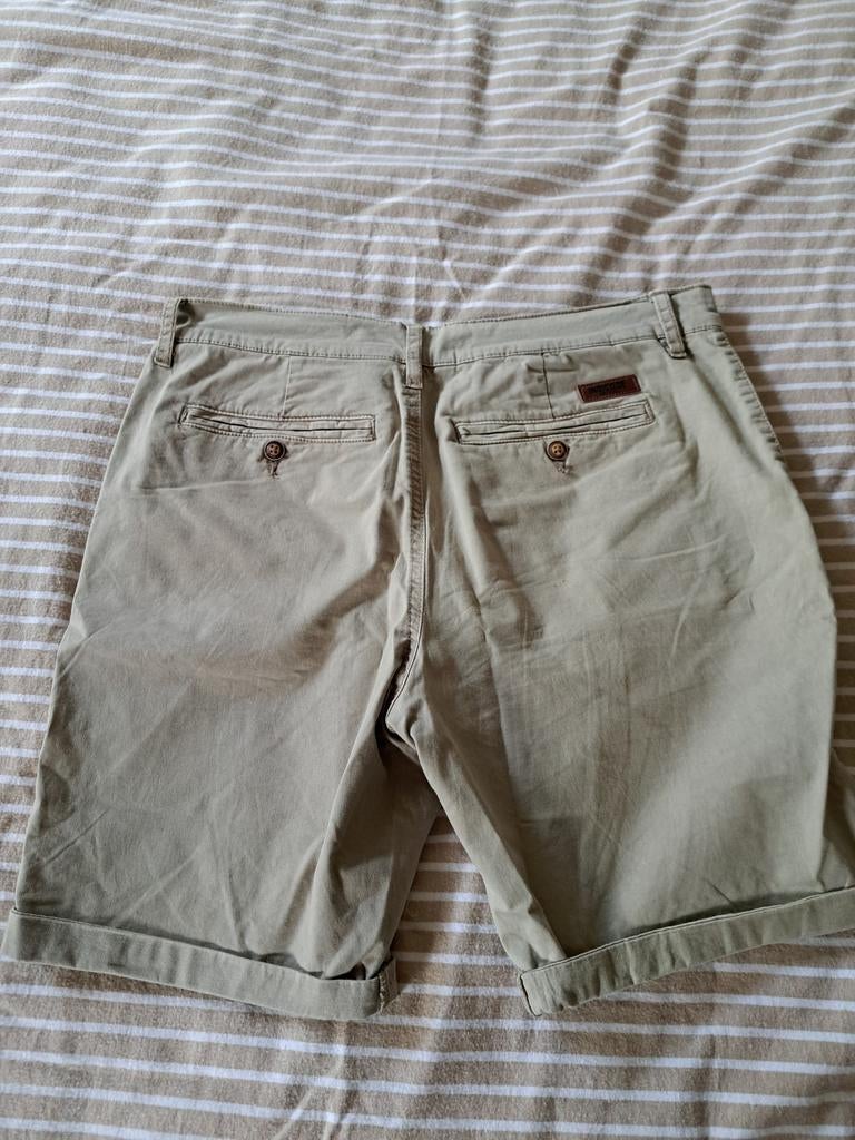 Korte broek Indicode, Ophalen