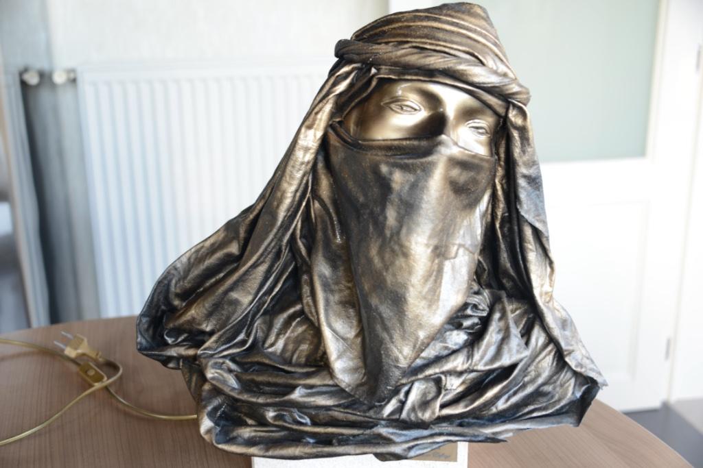 Gesigneerd beeld van gesluierde vrouw., Ophalen of Verzenden