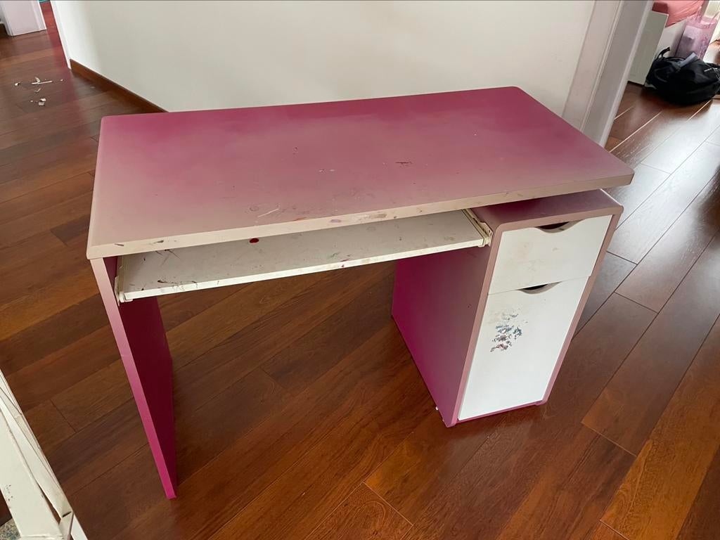 Bureau pour étudiant fuschia/emplacement clavier. Bon état !, Enlèvement, Utilisé