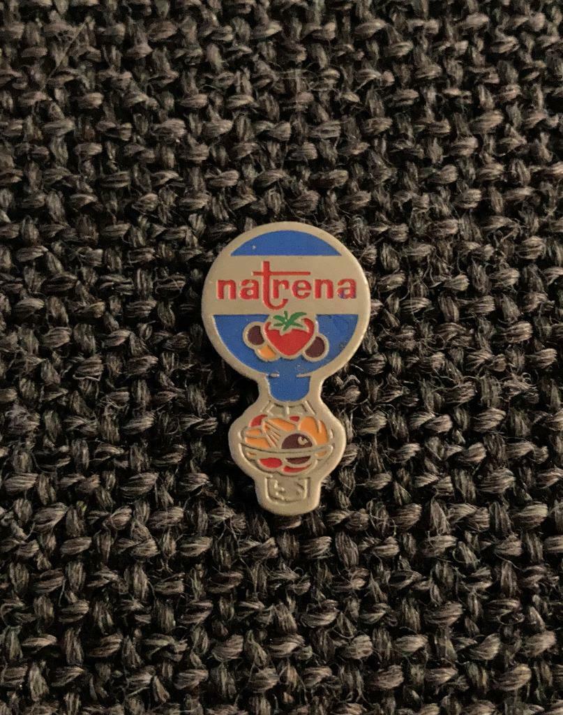 PIN - NATRENA - SUIKER - STEVIA, Verzamelen, Verzenden, Gebruikt, Merk, Speldje of Pin