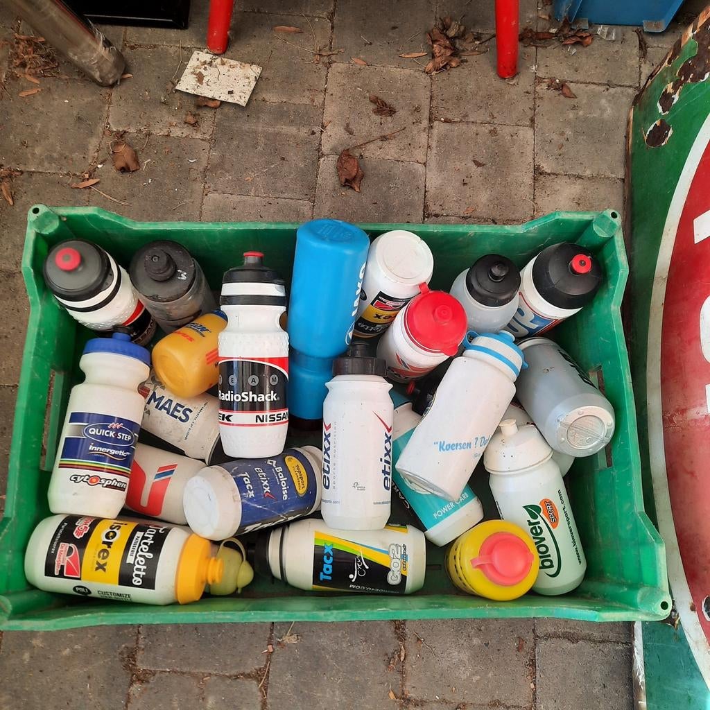 Vieilles bouteilles, 3 euros chacune. De nombreuses espèces., Enlèvement ou Envoi