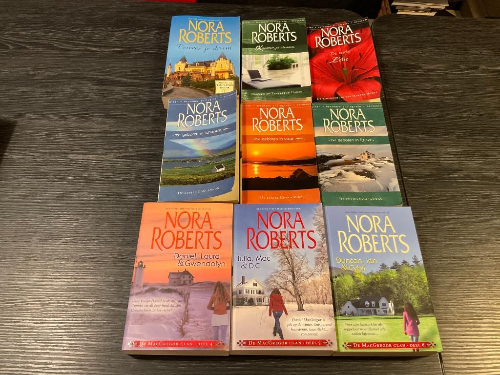 Grote verzameling 32 boeken Nora Roberts J.D. Robb, Enlèvement ou Envoi, Utilisé, Nora Roberts