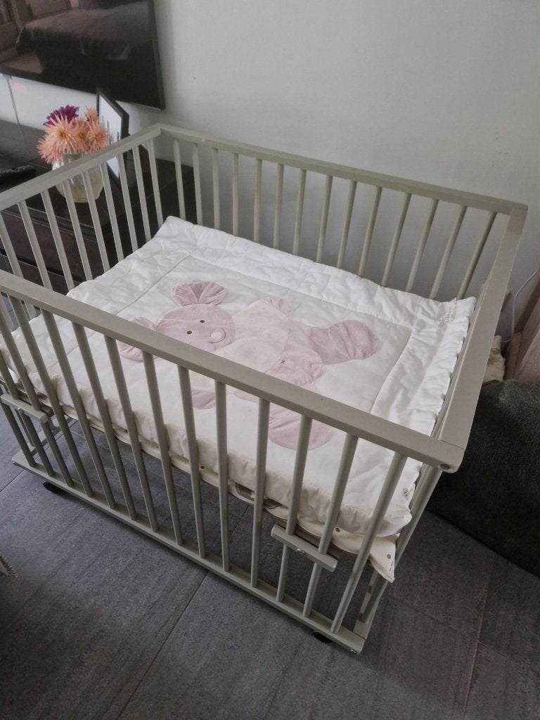 baby box - hout - verstelbaar - op wieltjes, Ophalen, Gebruikt, In hoogte verstelbaar