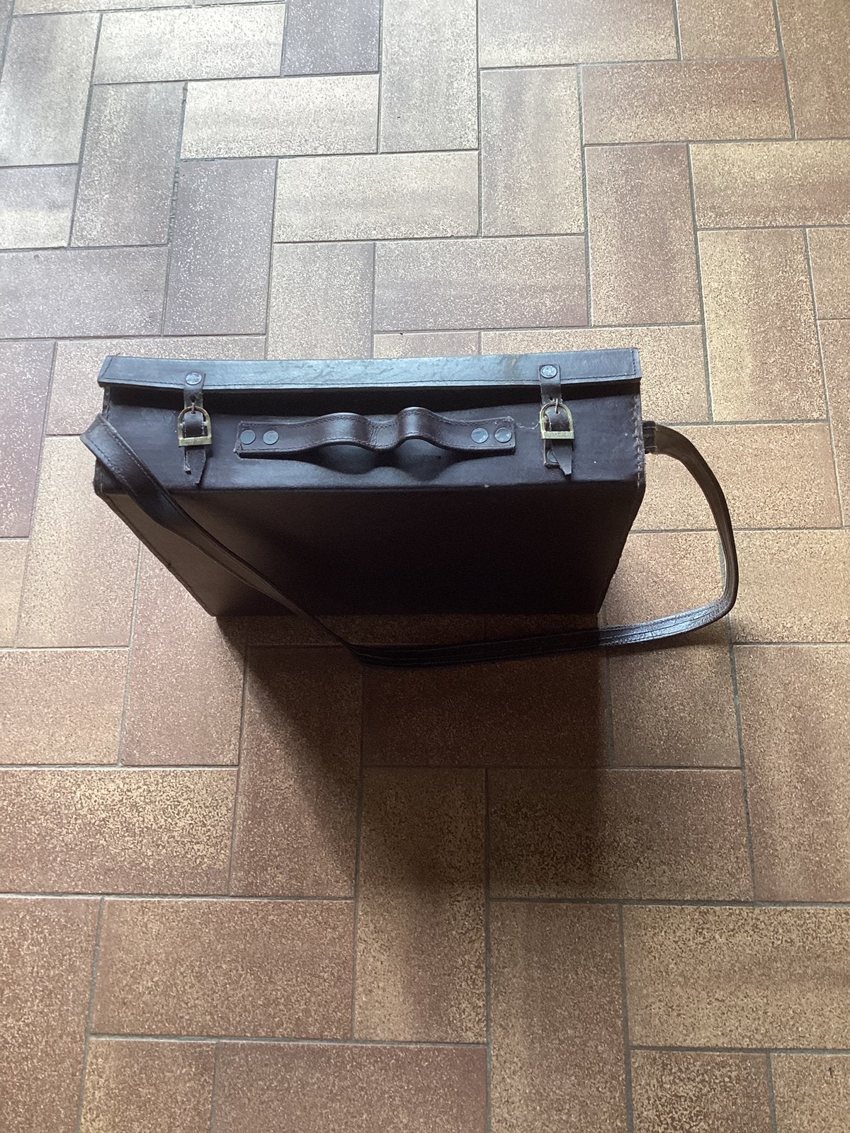 Étui marron avec ceinture (pour instrument de musique), Enlèvement