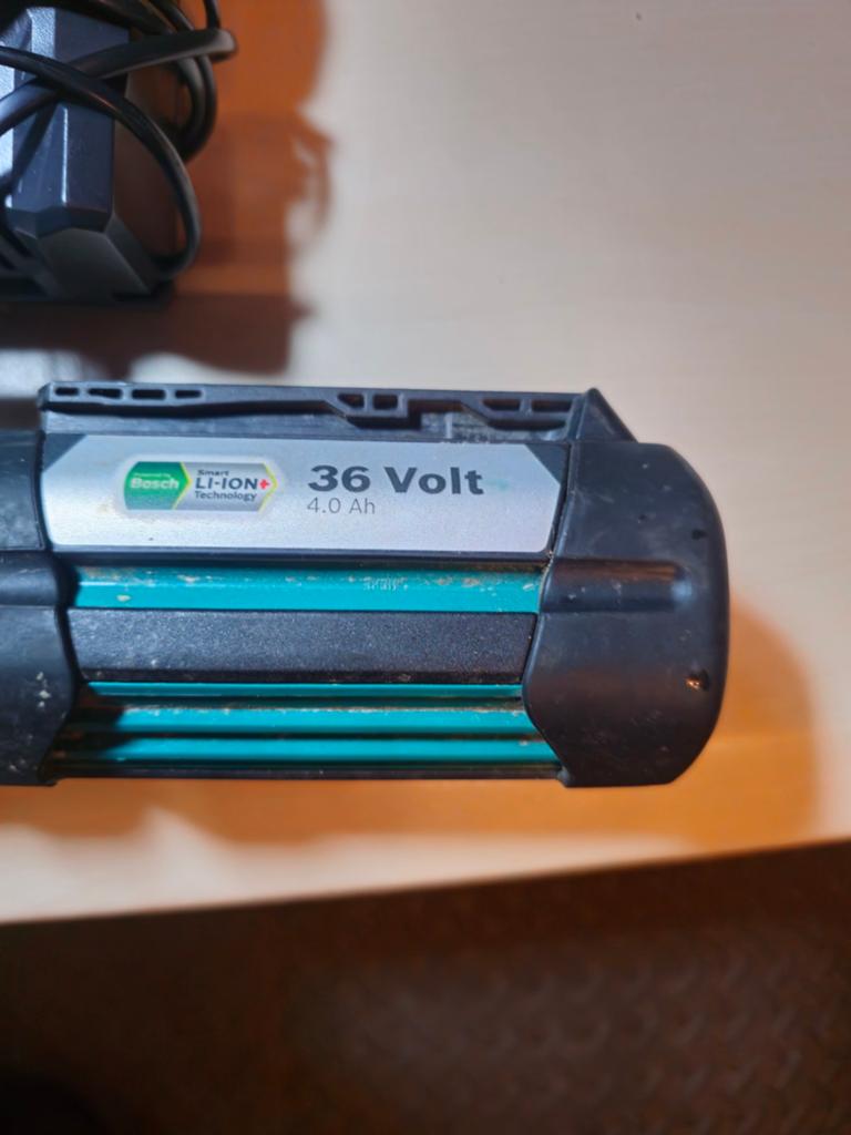 Bosch batterij 36v 4ah 2 stuks 1 oplader, Bricolage & Construction, Enlèvement ou Envoi
