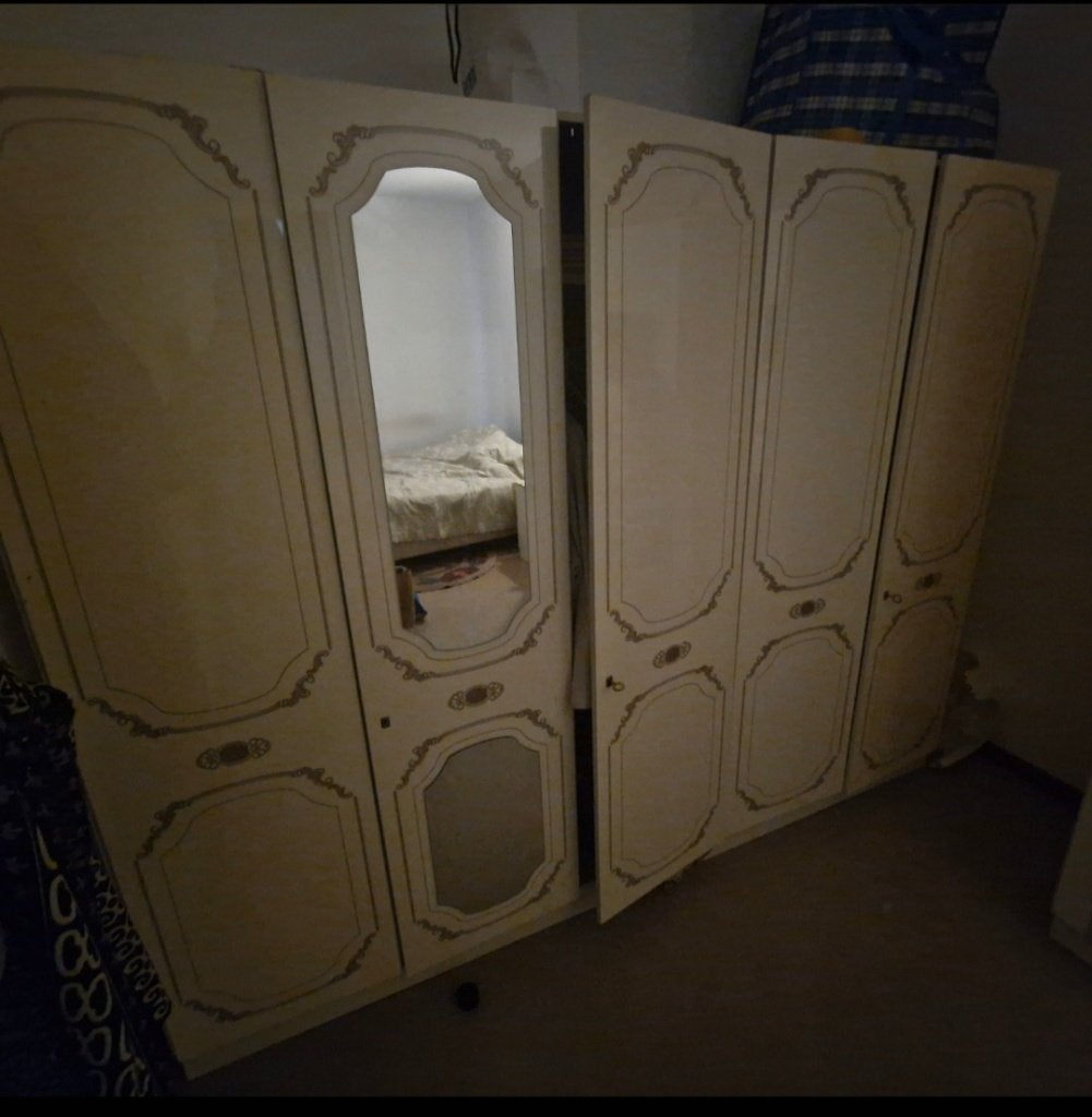 Armoire crème + 2 chevets à donner, Enlèvement