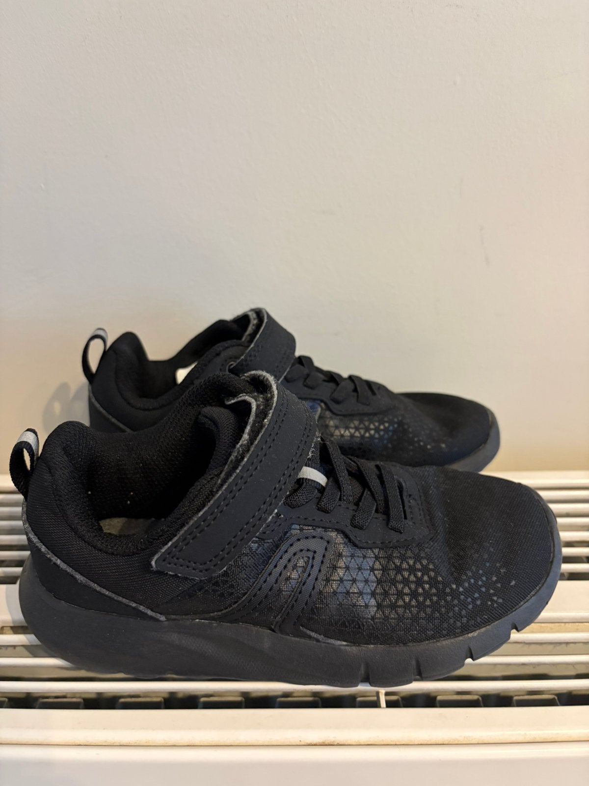 Zwarte sportschoenen, newfeel Decathlon, maat 30, Ophalen of Verzenden, Zo goed als nieuw, Jongen of Meisje, Sportschoenen