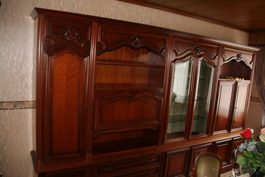 eetkamer notelaar = wandkast + tafel rond/ovaal + stoelen, Ophalen