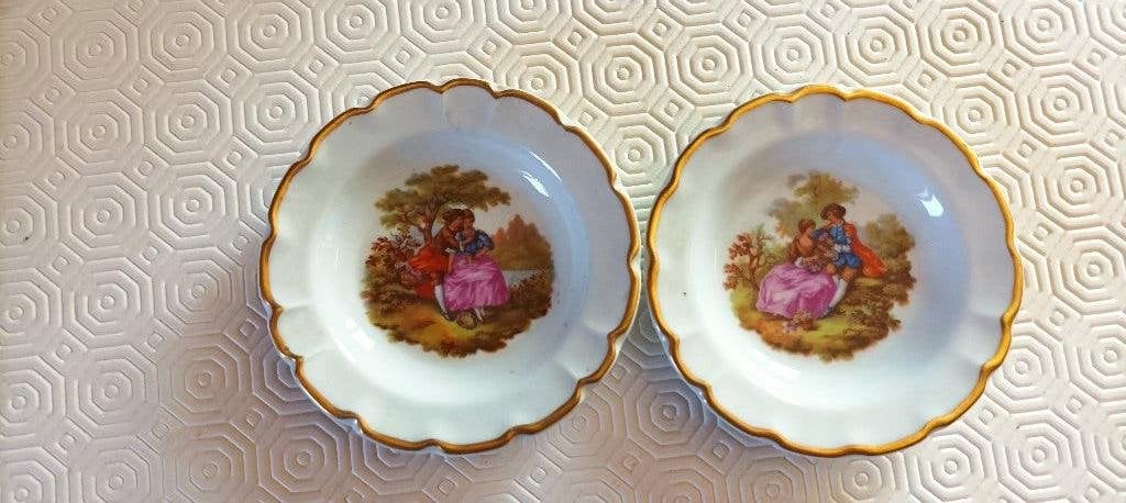 2 petites assiettes porcelaine de Limoges GL, motif : couple, Envoi