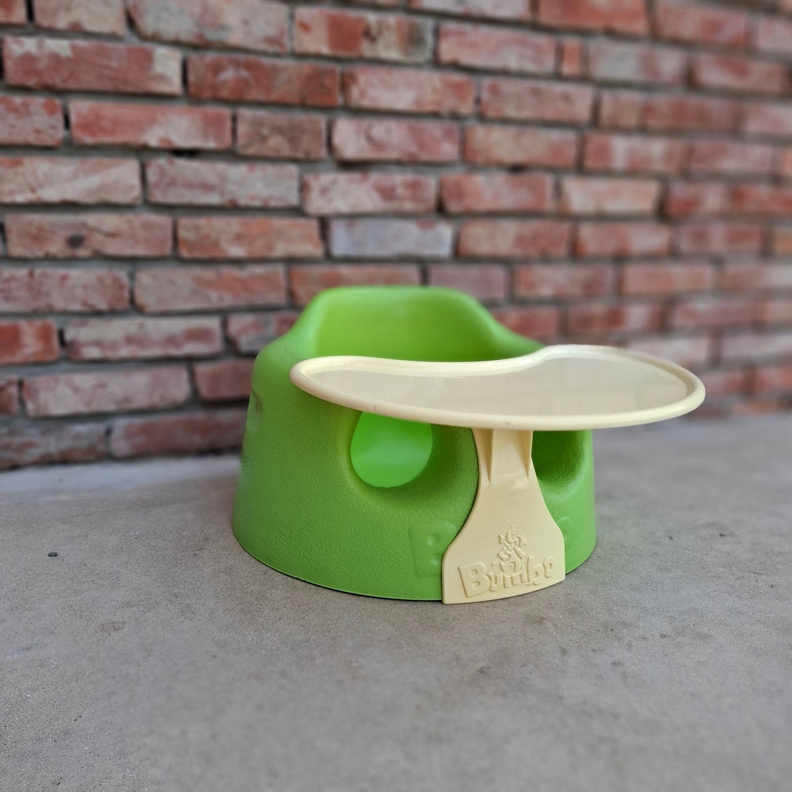 Bumbo babyzitje met tafeltje, Kinderen en Baby's, Ophalen, Gebruikt, Overige typen, Afneembaar eetblad