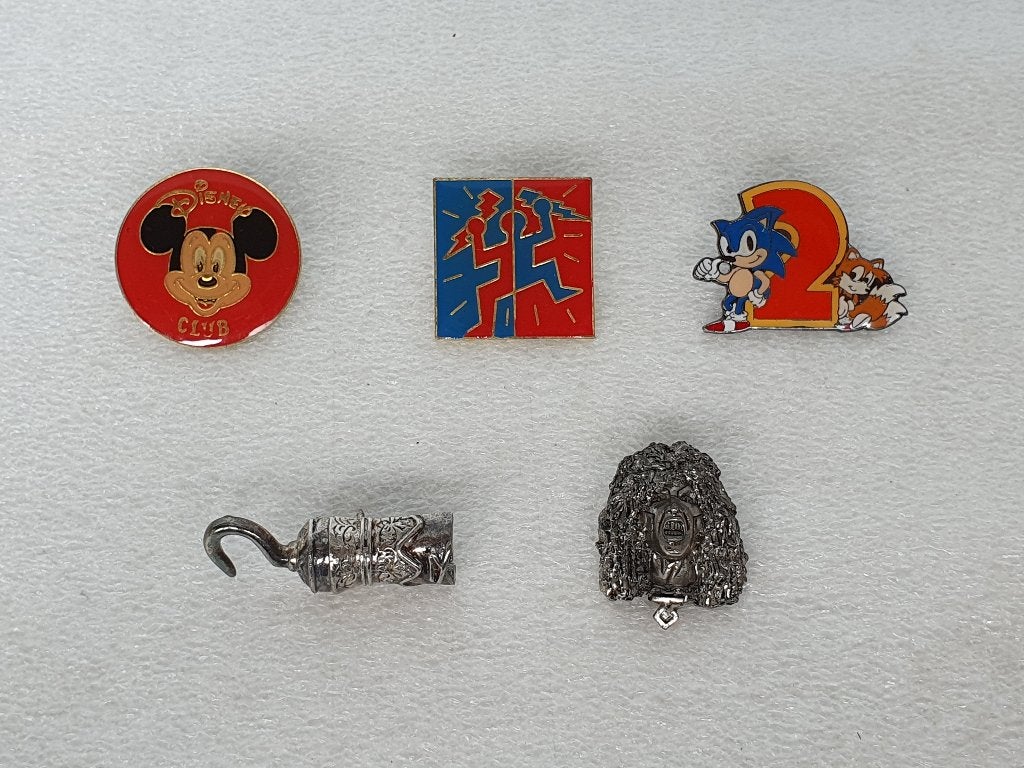 Pins: Sonic, Mickey, Keith Haring, Twisted Sister, Hook, Verzamelen, Ophalen of Verzenden, Gebruikt, Figuurtje, Speldje of Pin
