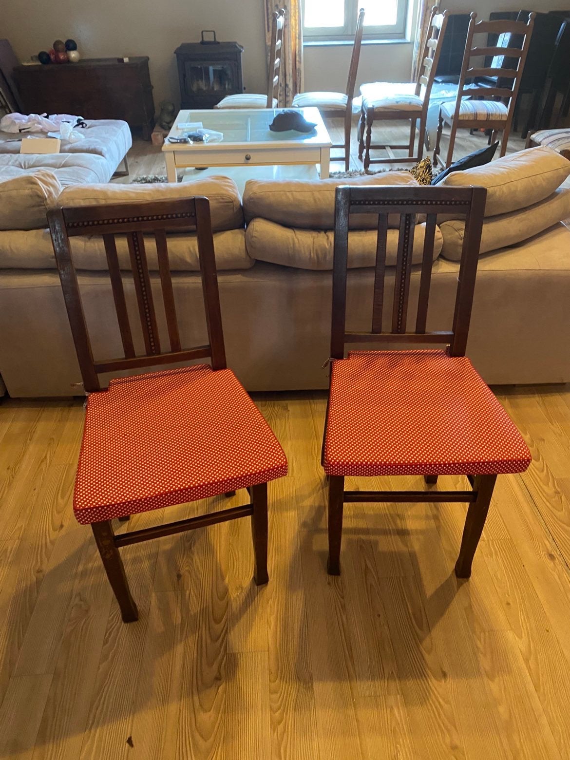 Set van 2 massief houten stoelen met gestoffeerde zitting, Enlèvement
