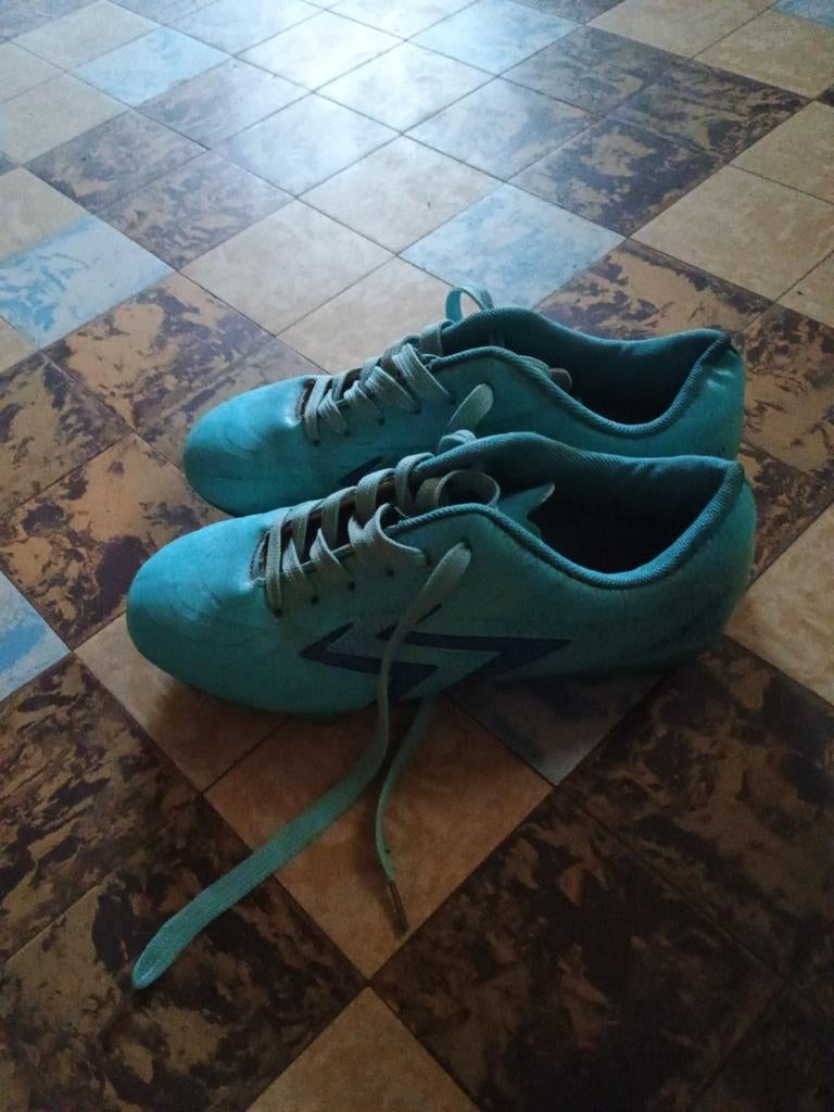 Voetbalschoen saiweishi maat 37,goede staat, Sport en Fitness, Voetbal, Ophalen