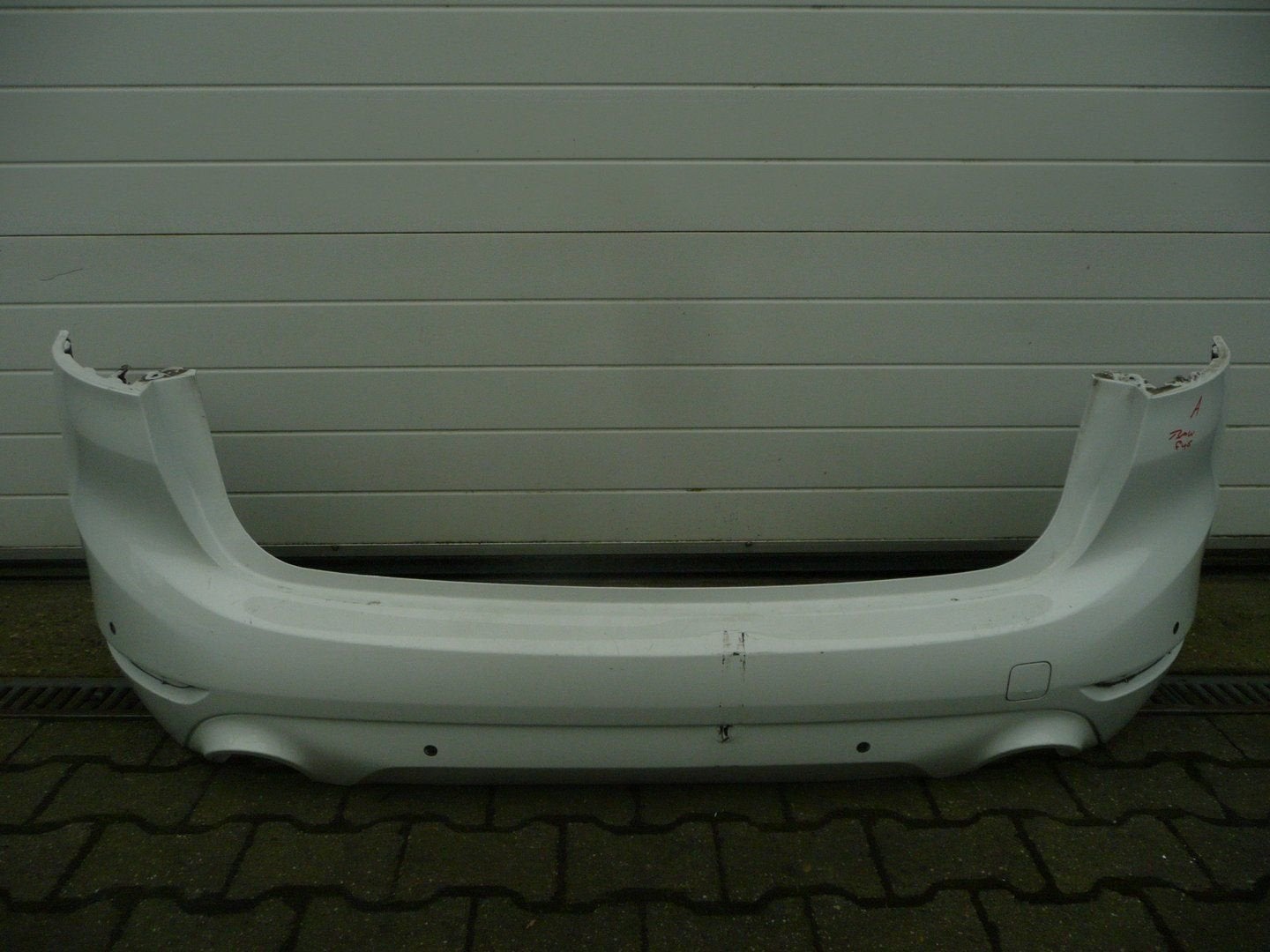 BMW 2 Serie F46 lci  Achterbumper 51127466382 4x pdc Gaten, Autos : Pièces & Accessoires, Carrosserie & Tôlerie, Pare-chocs, BMW
