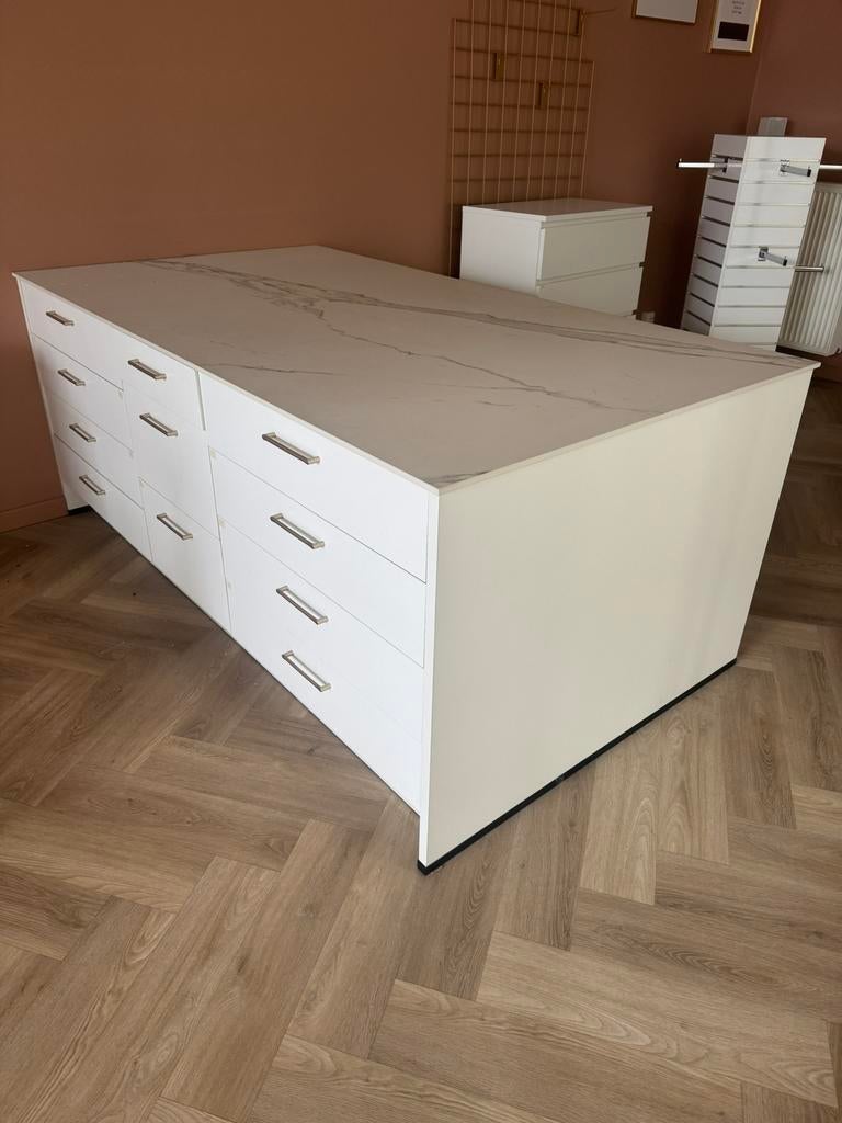 Ruime en praktische kast, eilandkast voor dressing of winkel, Huis en Inrichting, Ophalen, Overige materialen, Gebruikt, 5 laden of meer