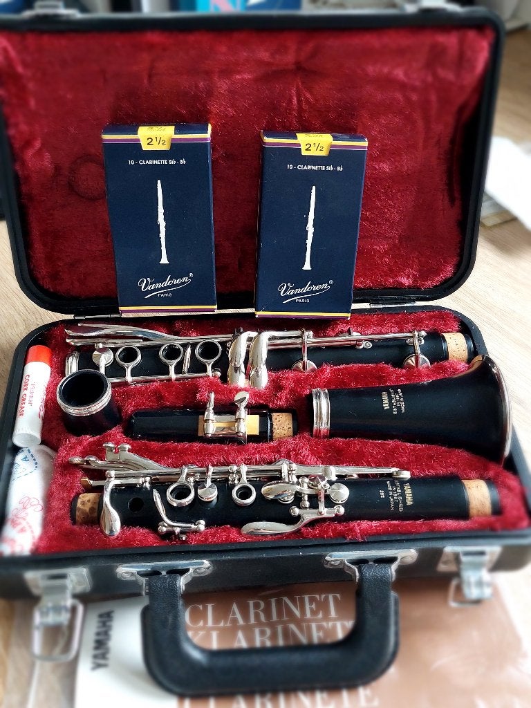Complete Klarinet Yamaha YCL-26II Klarinet + Stevige pupiter, Zo goed als nieuw, Met koffer, Hout, Ophalen
