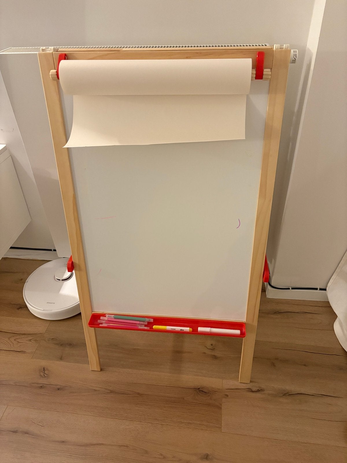 Kinder tekenezel / whiteboard IKEA met papierrol en stiften, Ophalen, Zo goed als nieuw