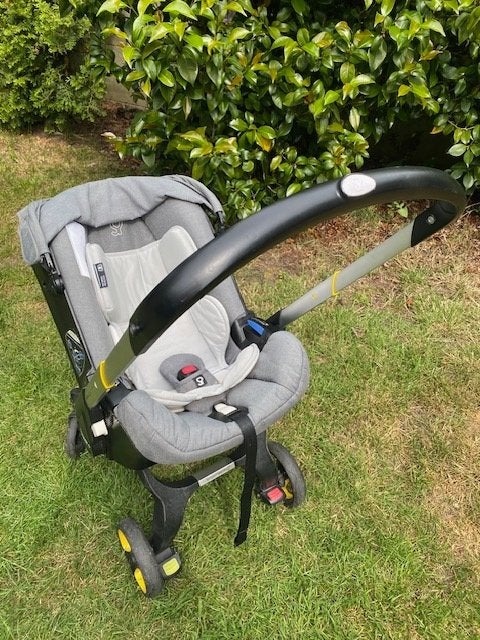 originele DOONA   autostoel en buggy in 1 met verkleinkussen, Enfants & Bébés, Enlèvement, Comme neuf, Autres marques