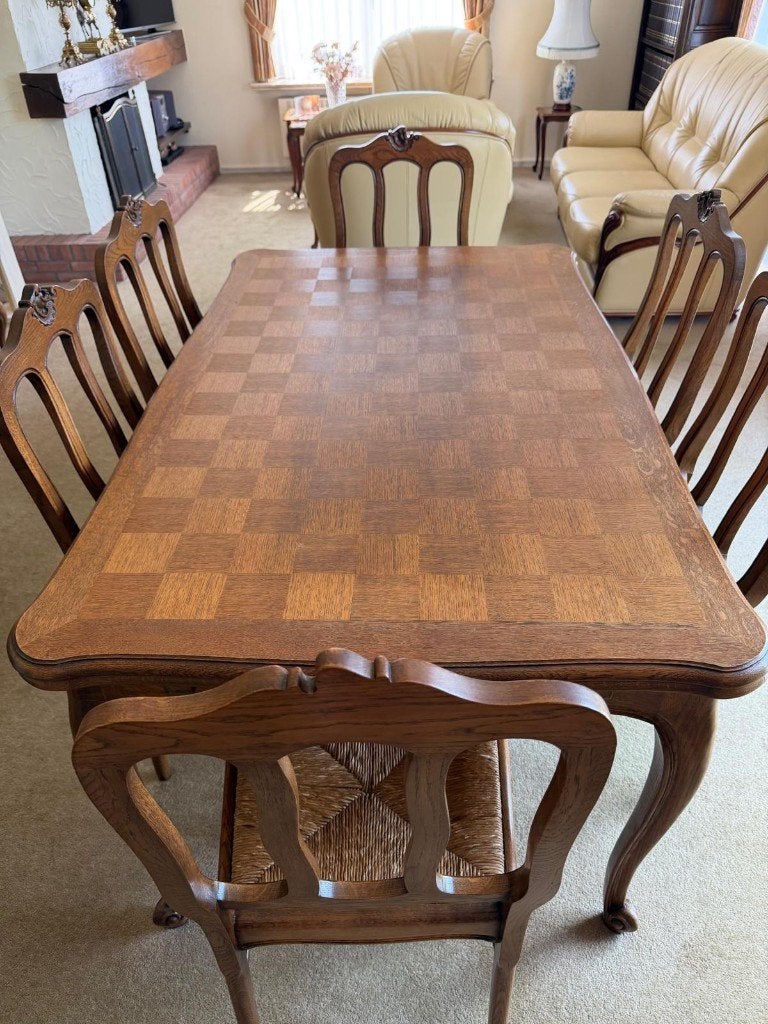 Massief Eiken Eettafel (Dambordmotief) + 6 biezen stoelen, Ophalen, Zo goed als nieuw, Louis XV-stijl, 4 tot 6 stoelen