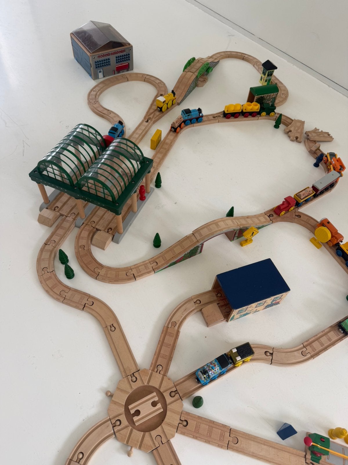 Grote houten treinbaan met treinen, bruggen en accessoires, Enfants & Bébés, Enlèvement ou Envoi, Comme neuf