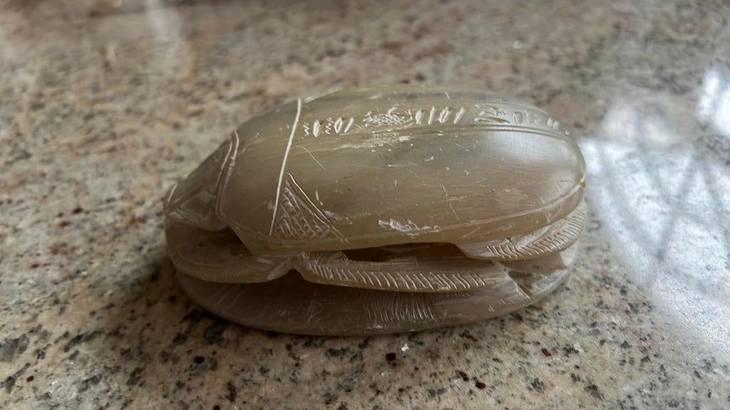 Objet en forme de scarabée égyptien, Enlèvement ou Envoi
