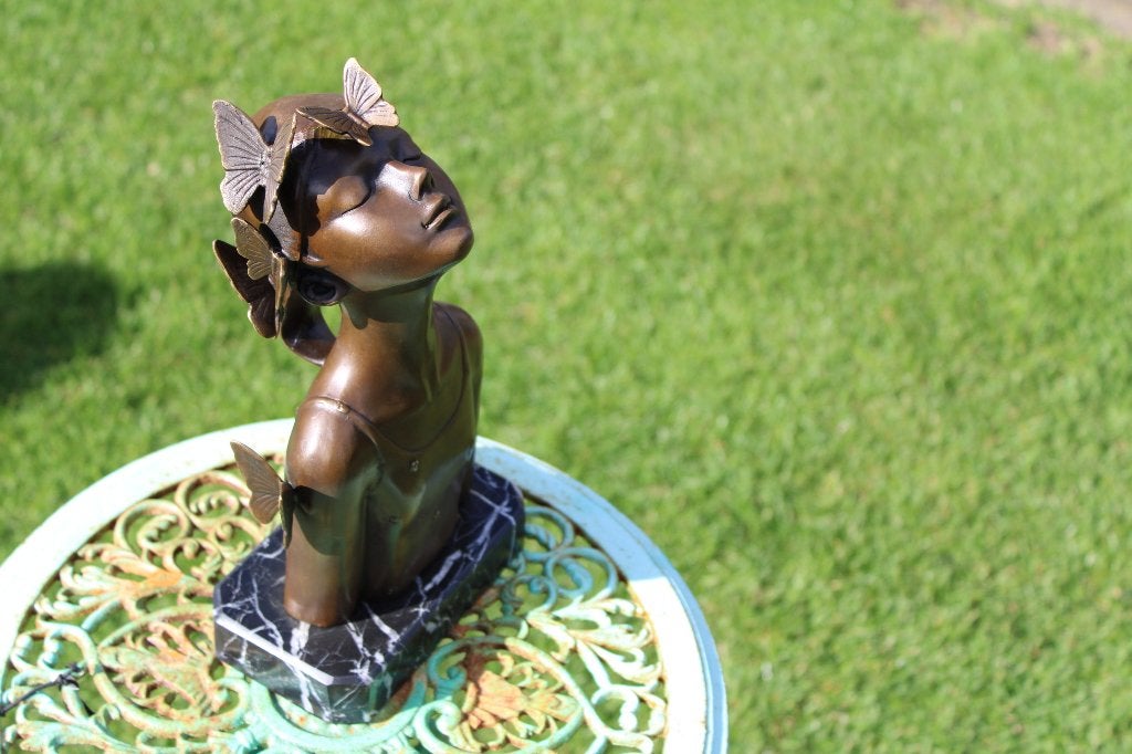 la fille aux papillons en bronze signé : COLLET, Enlèvement ou Envoi, Bronze