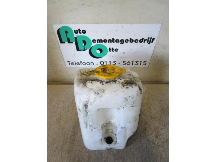 Ruitensproeiertank voor van een Opel Corsa (Corsa C 00-), Gebruikt, -, -, Opel