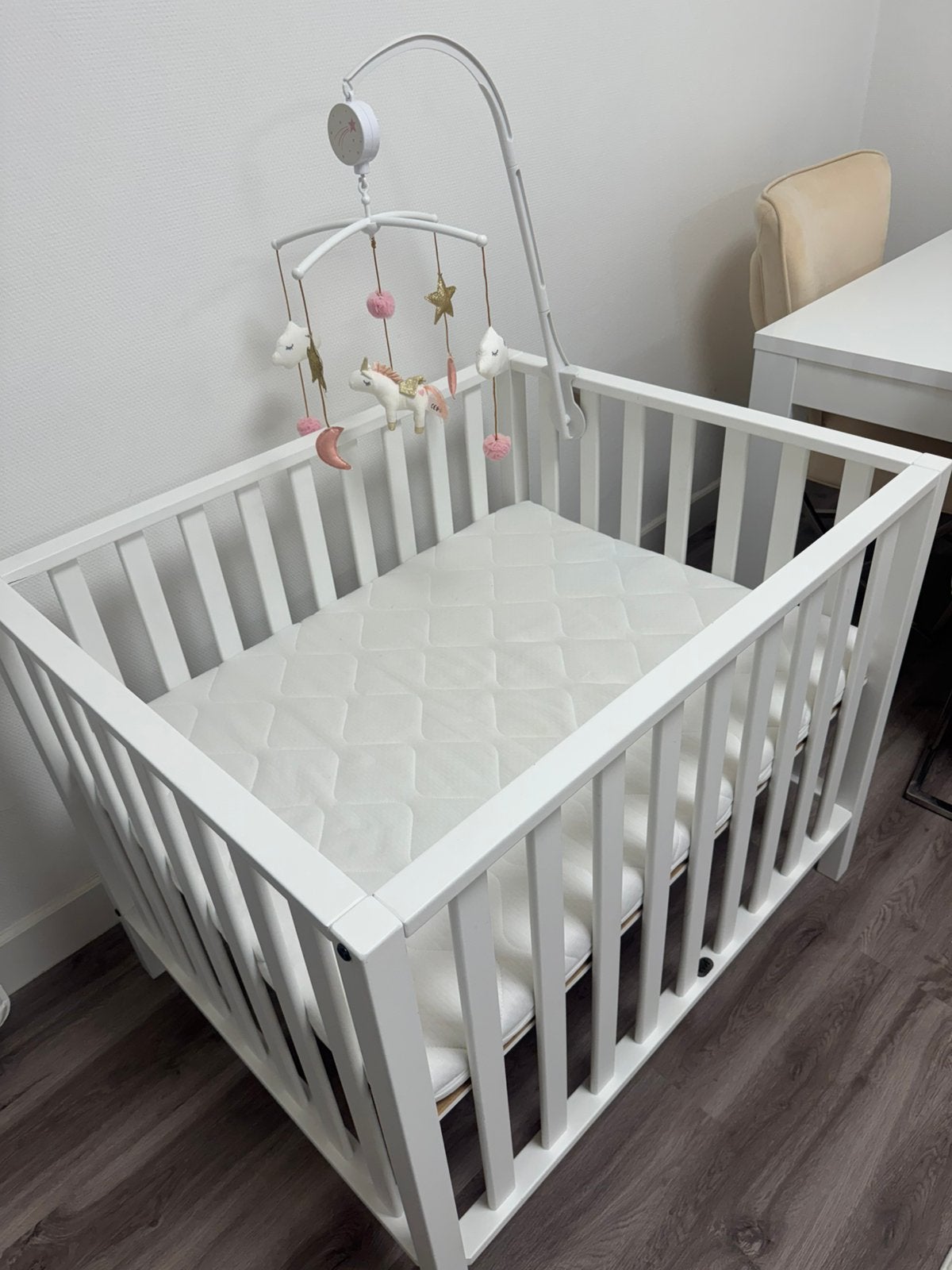 Lit bébé avec matelas comme neuf, Enfants & Bébés, Parcs, Enlèvement, Comme neuf