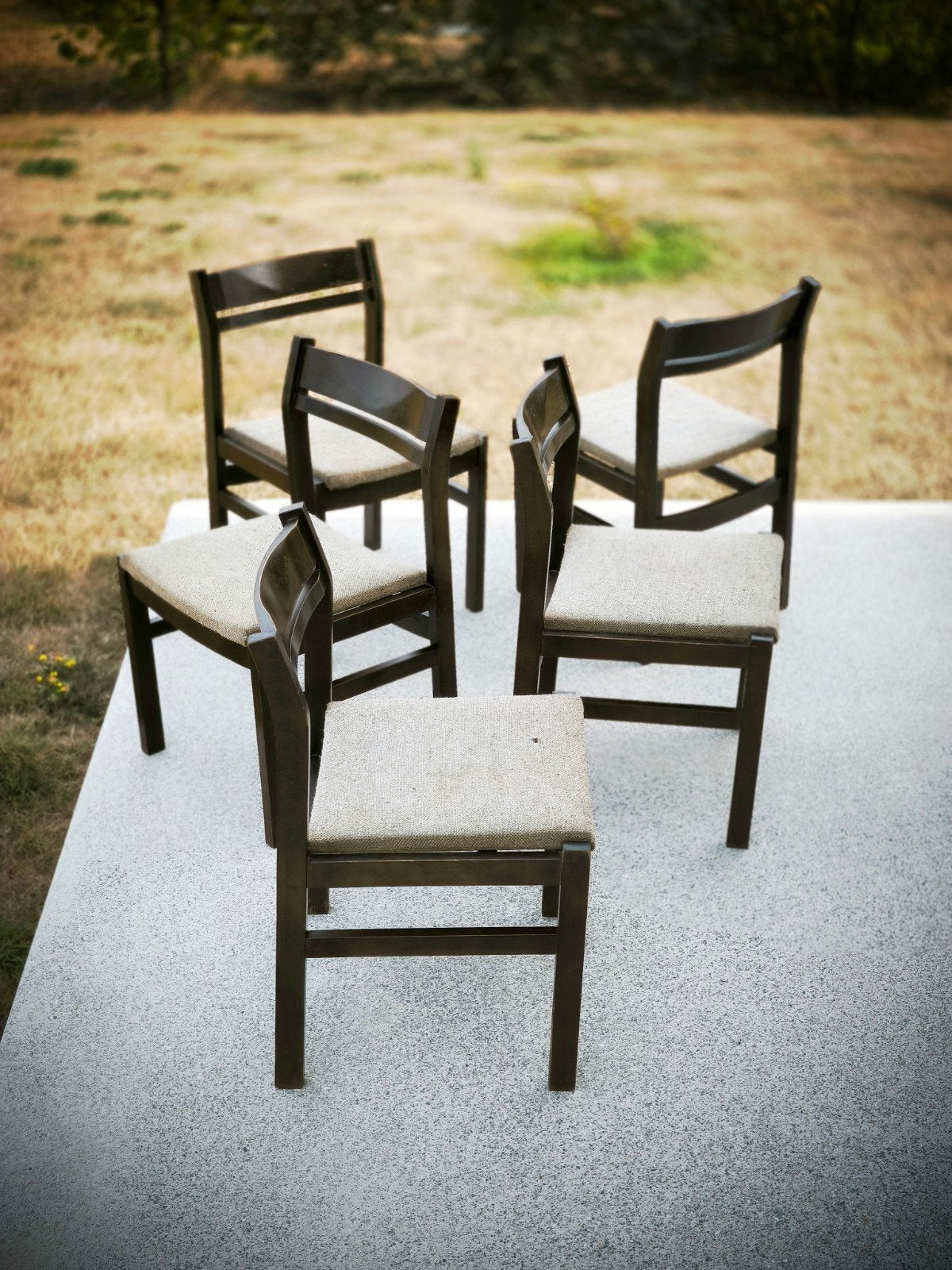 5 vintage bruine stoelen bekleed met beige stof, jaar, Huis en Inrichting, Stoelen, Ophalen, Gebruikt, Bruin, Vintage