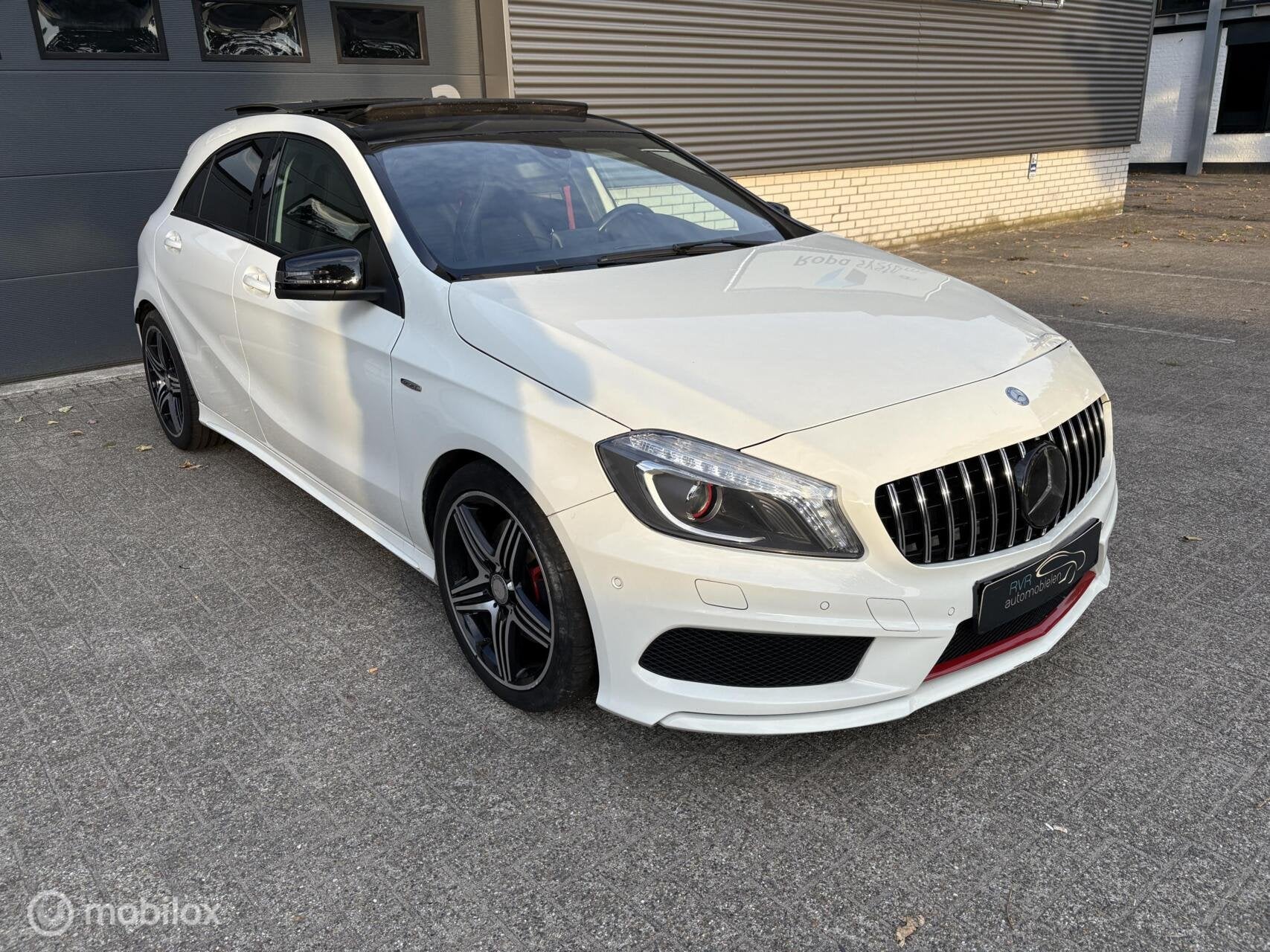 Mercedes A-klasse 250 AMG PAKKET/PANODAK/NAVI/CRUISE, Auto's, Automaat, Gebruikt, 4 cilinders, Wit