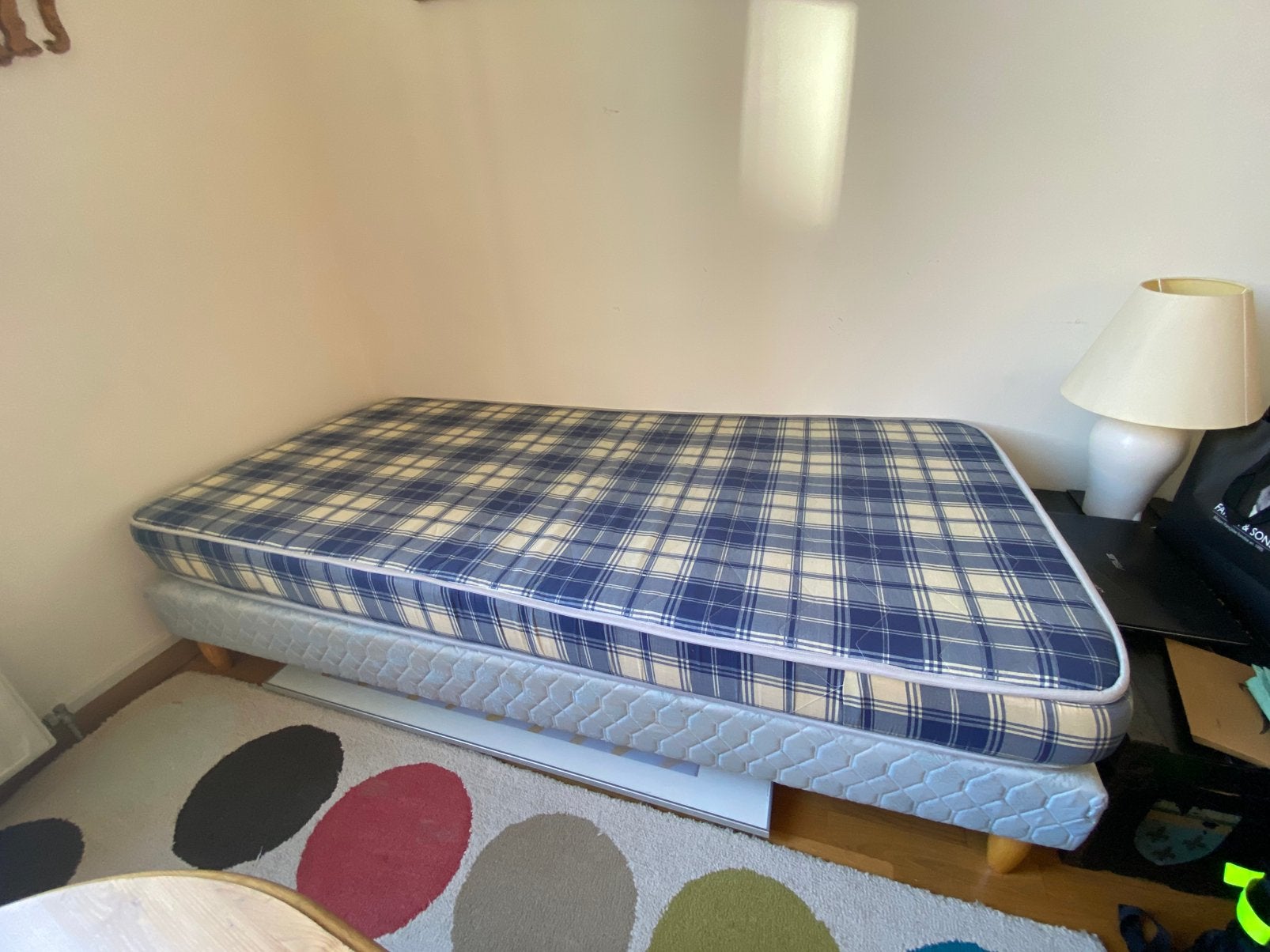 Lit quasi neuf sommier + matelas, 90 cm, Enlèvement ou Envoi, Sommier, 190 cm ou moins