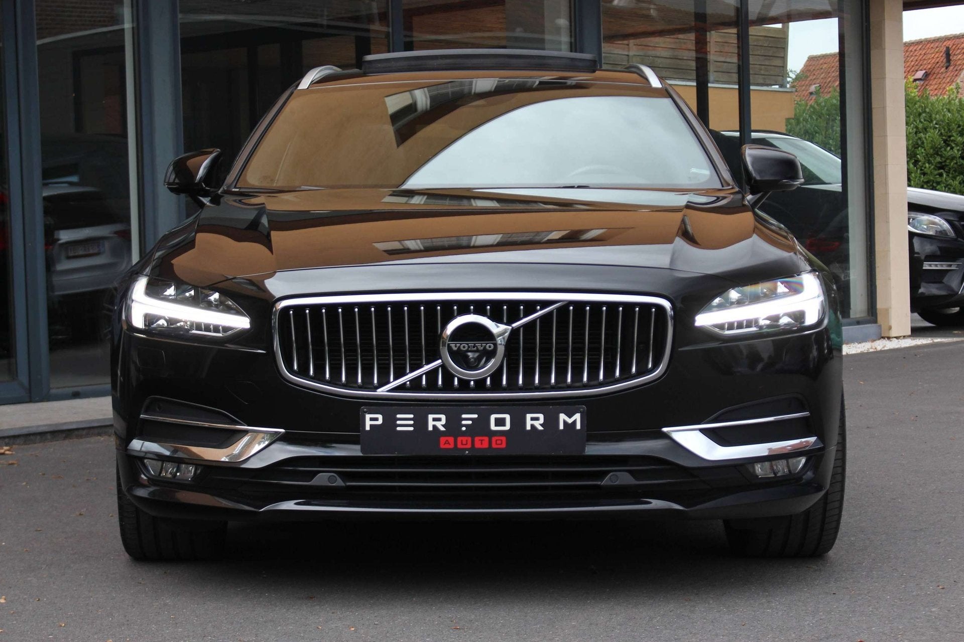 Volvo V90 D4 INSCRIPTION*PANO*360CAM*HEAD-UP*TREKHAAK*PILO, Auto's, Automaat, Dealer onderhouden, Zwart, Bedrijf