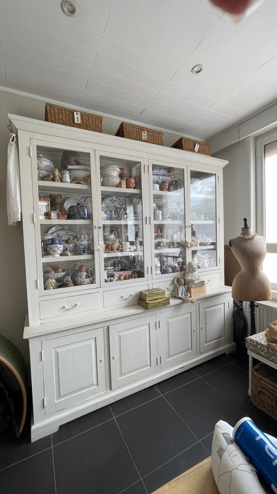 Vitrine/buffet français en teck massif, Maison & Meubles, Teck, 25 à 50 cm, 200 cm ou plus, Avec tablette(s)