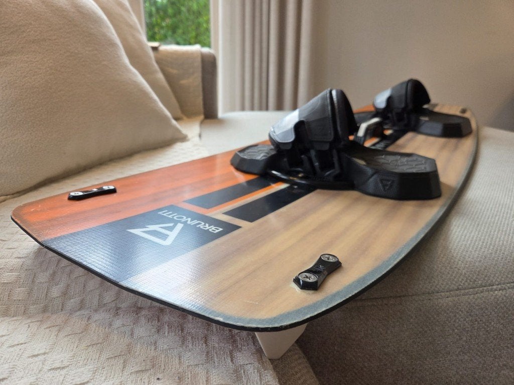 Brunotti Onyx Kiteboard 136x41 in absolute nieuwstaat, Twintip, Ophalen, Zo goed als nieuw, Kiteboard